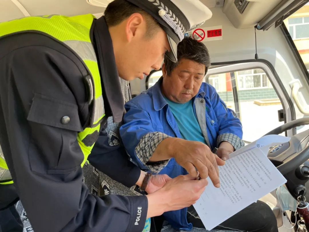 龍井交警嚴(yán)格校車安全管理 打造平安“六一”