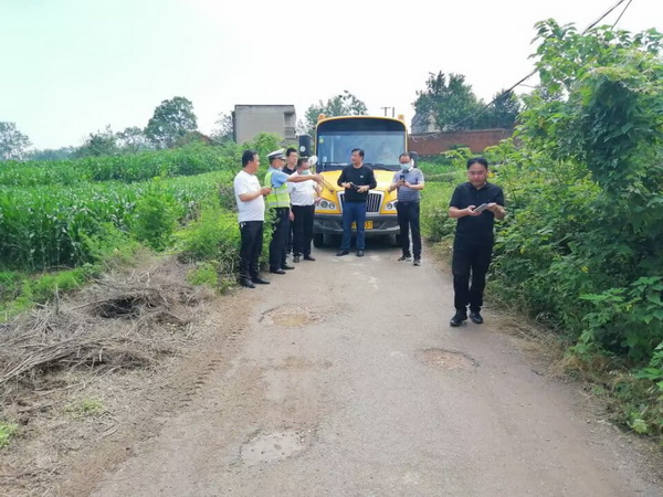 鐘祥:體驗(yàn)式排查校車運(yùn)營(yíng)線路安全隱患 鐘祥:體驗(yàn)式排查校車運(yùn)營(yíng)線路安全隱患