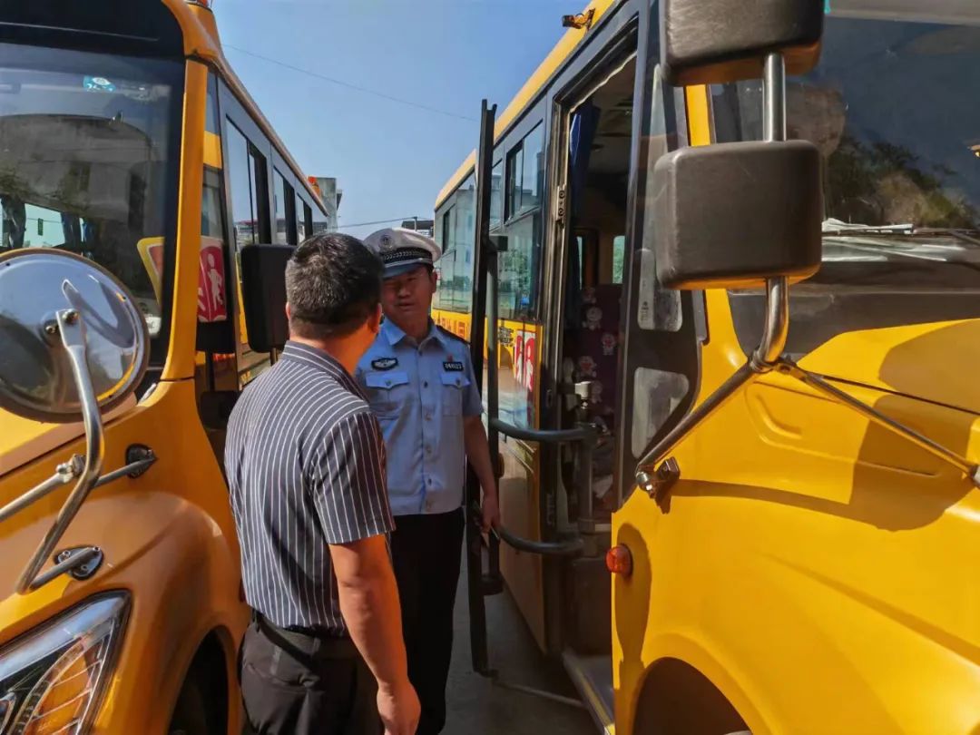 夏季交通安全整治 | 高新交警進(jìn)幼兒園開展校車安全檢查 圖片