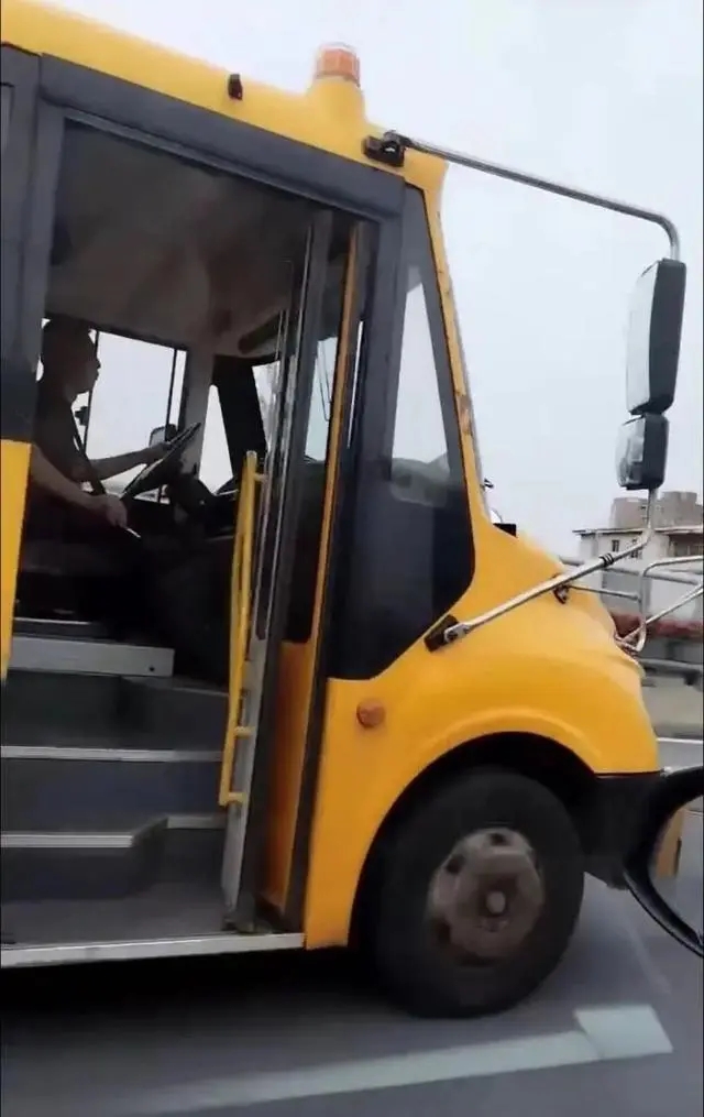 沈陽市民拍視頻曝光滿載學生校車不關車門行駛 交警：會調查處理