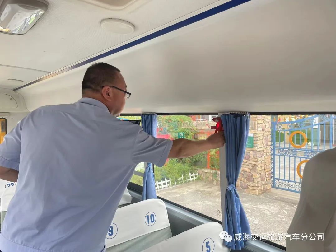 不懼“烤”驗 校車安檢“真燃” 圖片