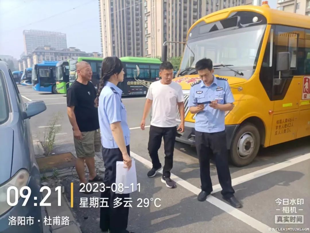 平安護(hù)夏丨抓源頭 除隱患 防事故 偃師交警開(kāi)展客貨校車(chē)大宣傳大檢查 圖片