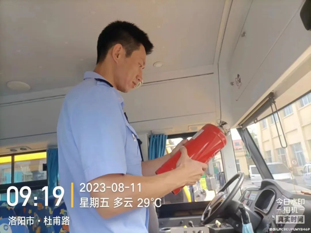 平安護(hù)夏丨抓源頭 除隱患 防事故 偃師交警開(kāi)展客貨校車(chē)大宣傳大檢查 圖片