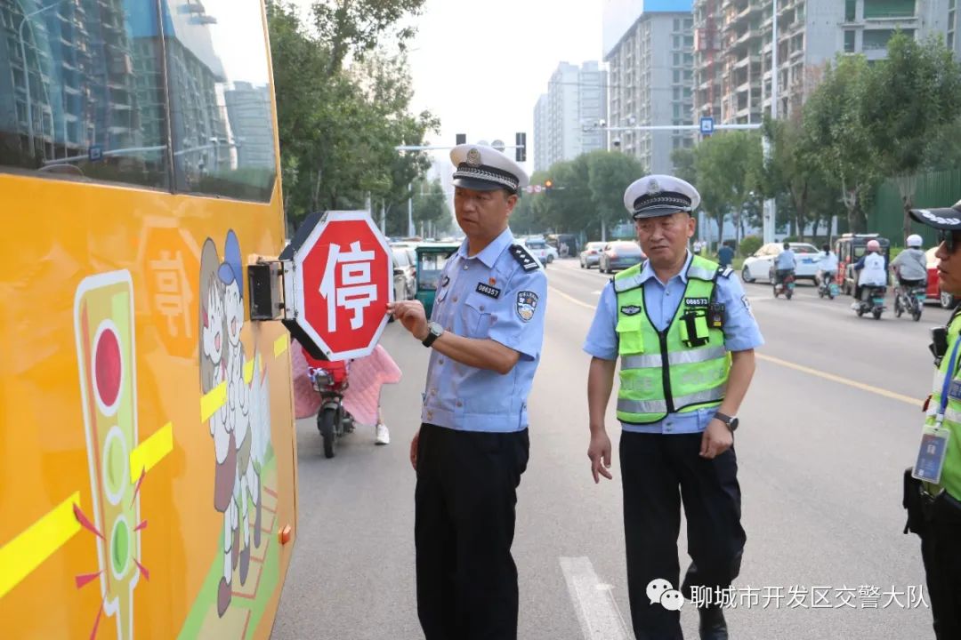 校車(chē)“體檢”守安全——開(kāi)發(fā)區(qū)大隊(duì)開(kāi)展校車(chē)安全隱患大排查 圖片