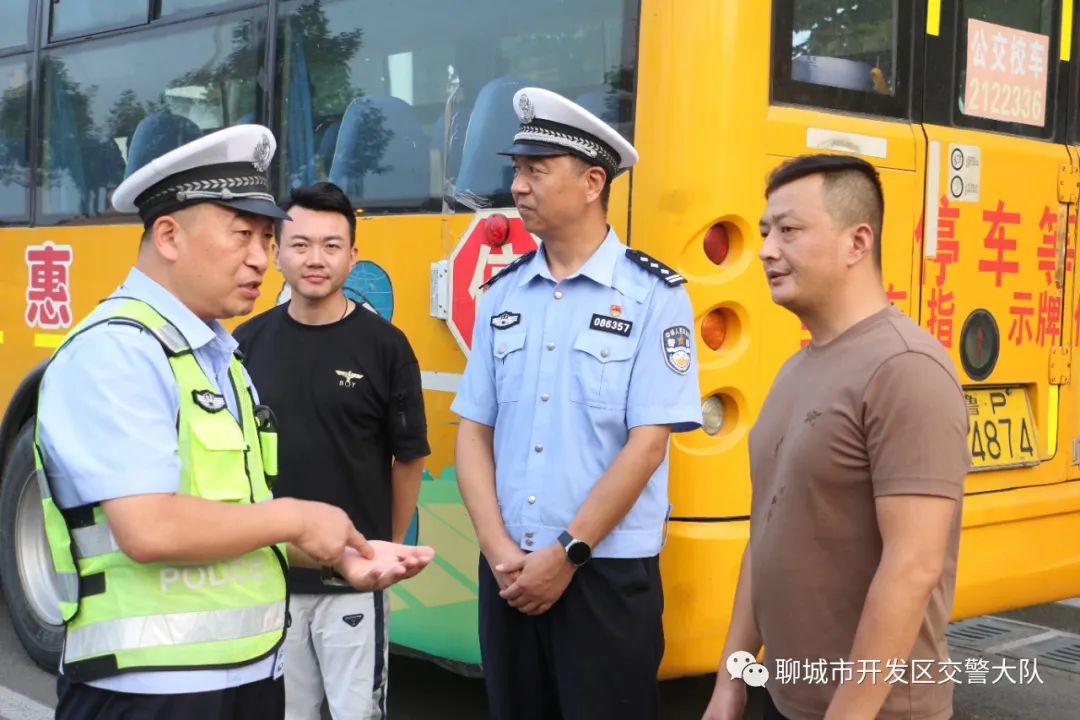 校車(chē)“體檢”守安全——開(kāi)發(fā)區(qū)大隊(duì)開(kāi)展校車(chē)安全隱患大排查 圖片