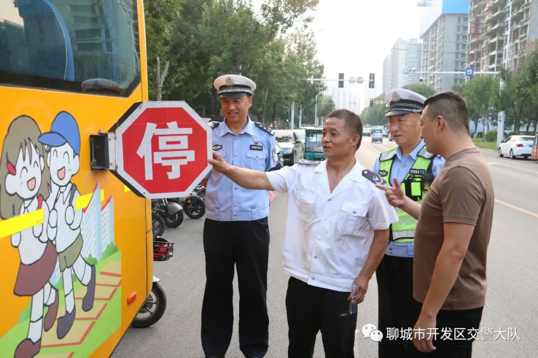 校車(chē)“體檢”守安全——開(kāi)發(fā)區(qū)大隊(duì)開(kāi)展校車(chē)安全隱患大排查 圖片