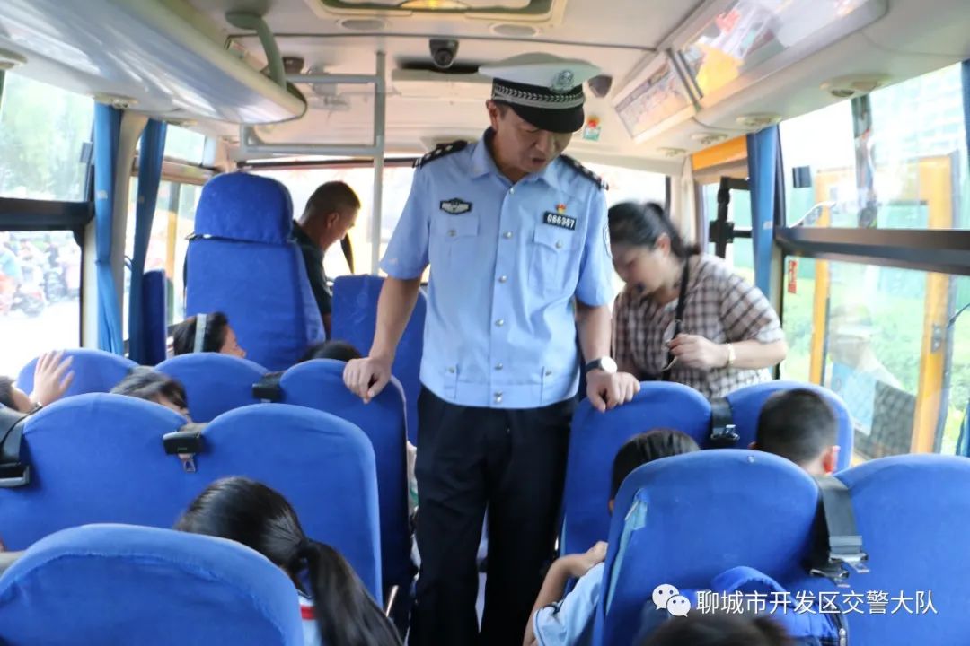 校車(chē)“體檢”守安全——開(kāi)發(fā)區(qū)大隊(duì)開(kāi)展校車(chē)安全隱患大排查 圖片