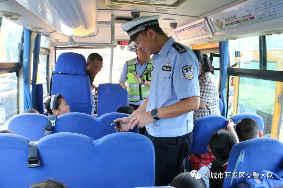 校車(chē)“體檢”守安全——開(kāi)發(fā)區(qū)大隊(duì)開(kāi)展校車(chē)安全隱患大排查 圖片