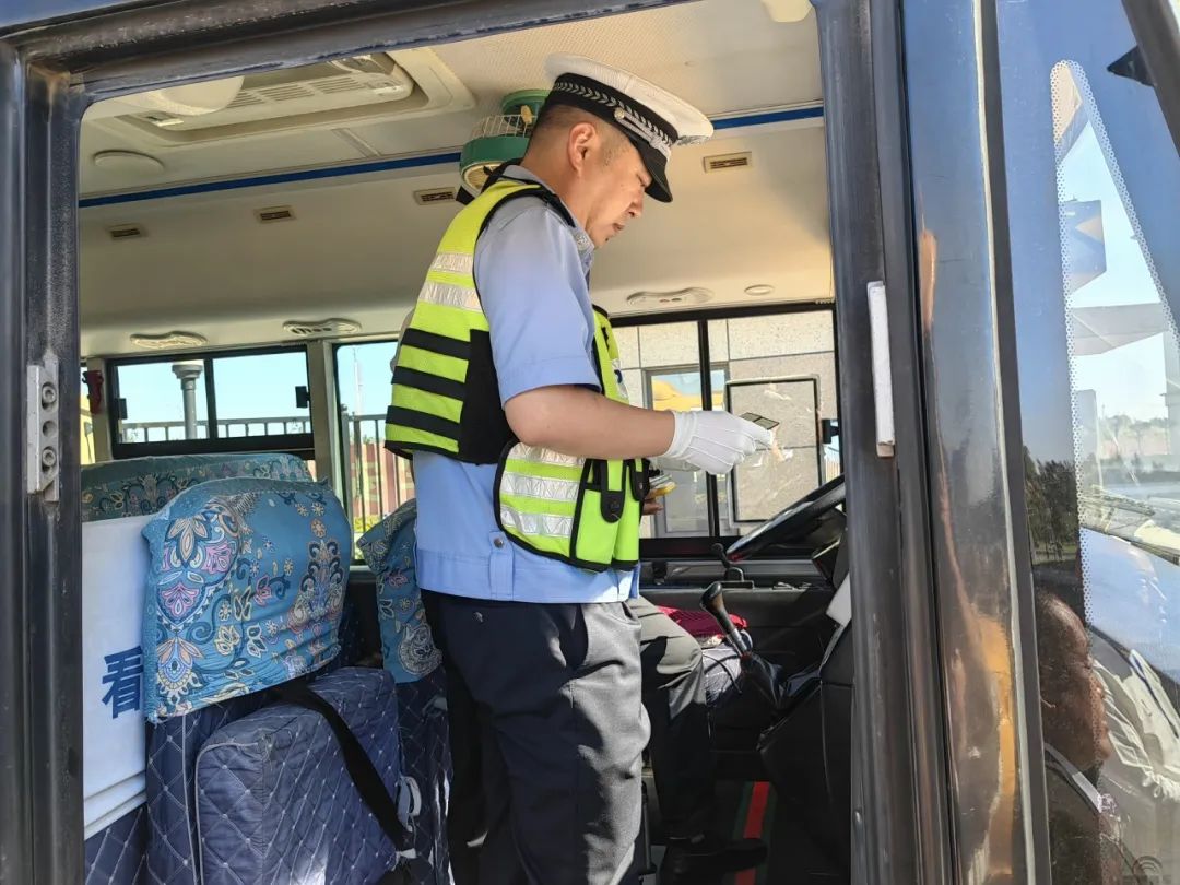 多方協(xié)同聯(lián)動(dòng) 守護(hù)校車安全——長春新區(qū)開展教育系統(tǒng)校車安全主題活動(dòng) 圖片