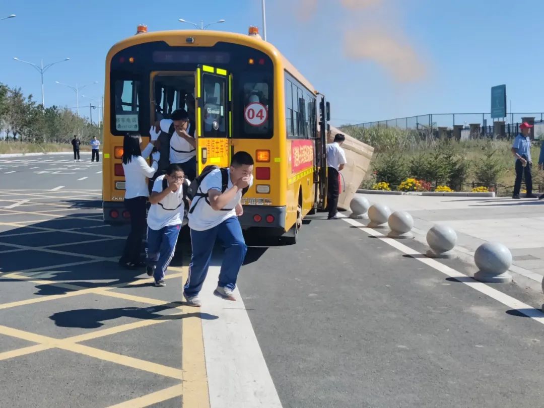 多方協(xié)同聯(lián)動(dòng) 守護(hù)校車安全——長春新區(qū)開展教育系統(tǒng)校車安全主題活動(dòng) 多方協(xié)同聯(lián)動(dòng) 守護(hù)校車安全——長春新區(qū)開展教育系統(tǒng)校車安全主題活動(dòng)