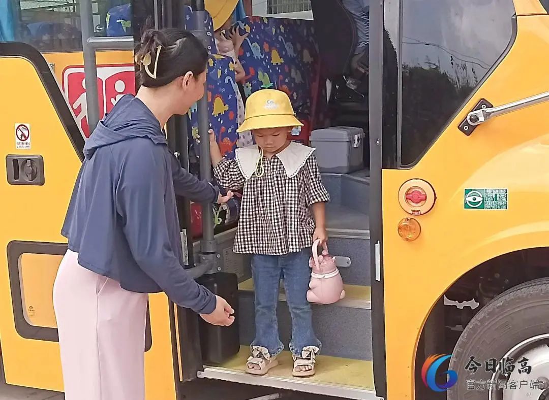 我為群眾辦實(shí)事 | 臨高:公辦幼兒園購(gòu)買校車服務(wù) 解決鎮(zhèn)村家長(zhǎng)接送難題 圖片