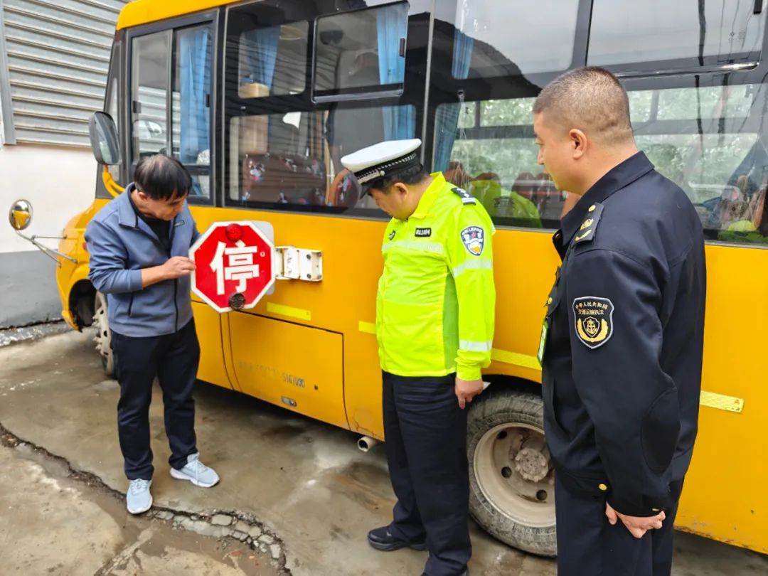 榆中公安交警聯(lián)合多部門開展校車運行線路隱患排查/ 圖片