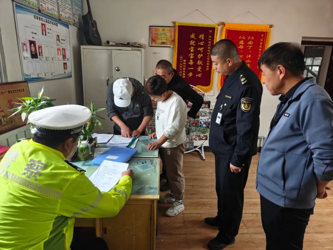 榆中公安交警聯(lián)合多部門開展校車運行線路隱患排查/ 圖片