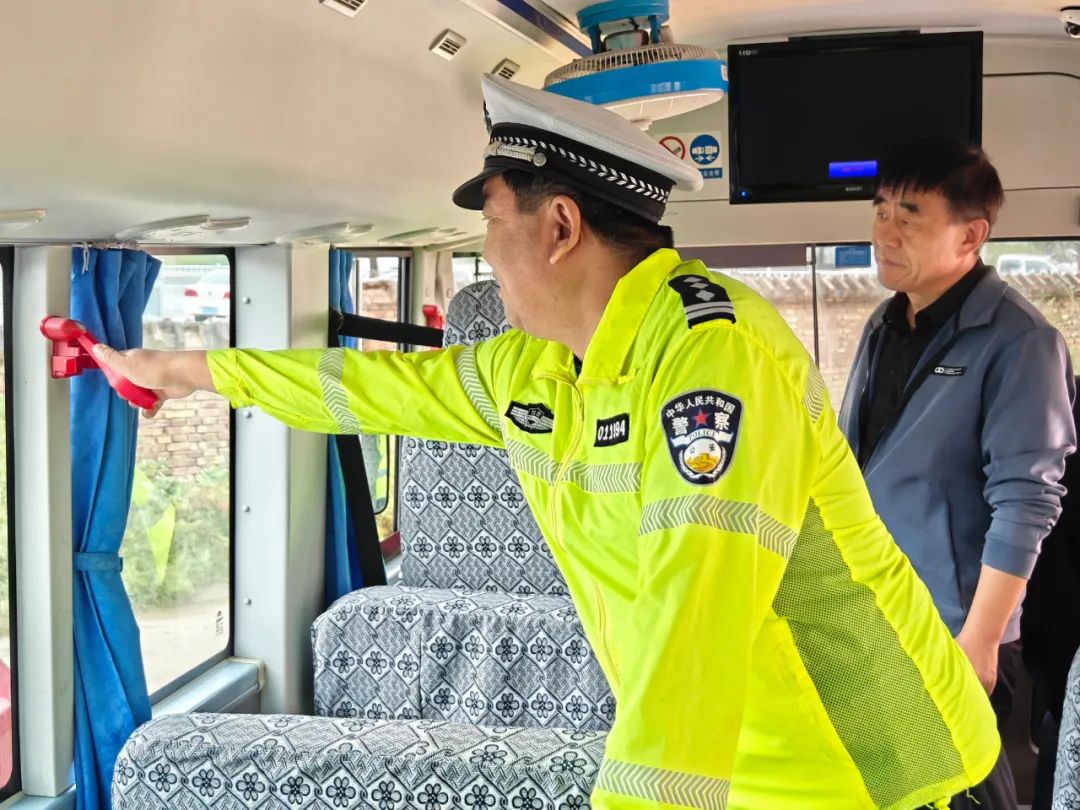 榆中公安交警聯(lián)合多部門開展校車運行線路隱患排查/ 圖片