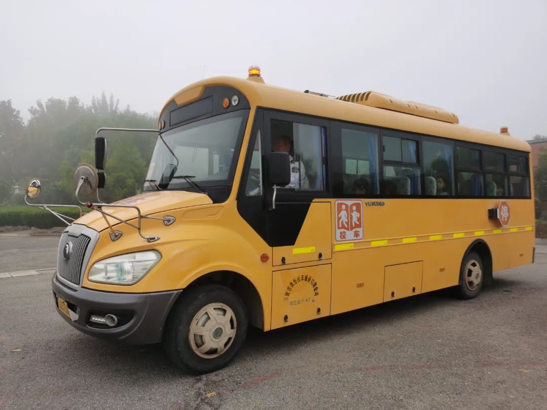 東營市勝利第十二中學(xué)開展校車安全應(yīng)急疏散演練/ 圖片