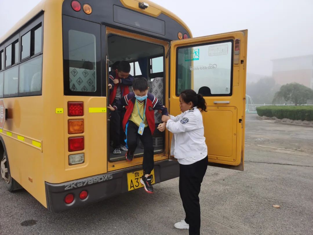 東營市勝利第十二中學(xué)開展校車安全應(yīng)急疏散演練/ 圖片