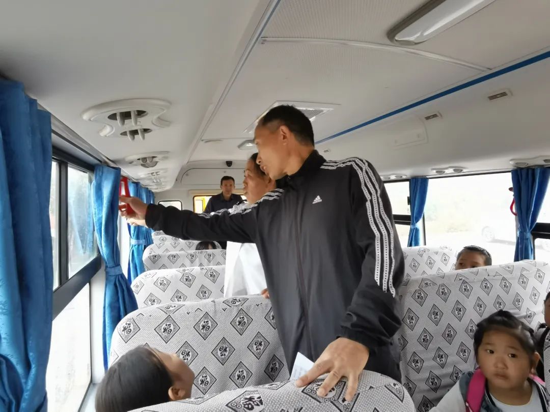 東營市勝利第十二中學(xué)開展校車安全應(yīng)急疏散演練/ 圖片