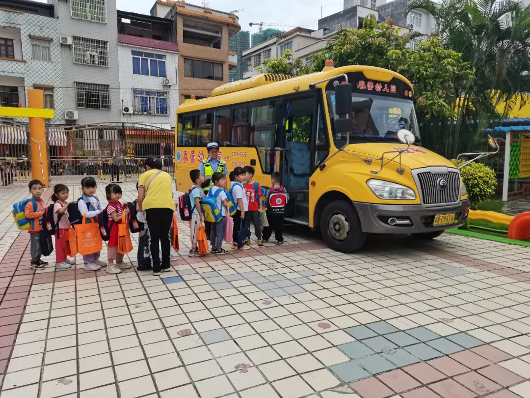 云浮交警專項(xiàng)檢查校車126輛，切實(shí)護(hù)航師生出行安全