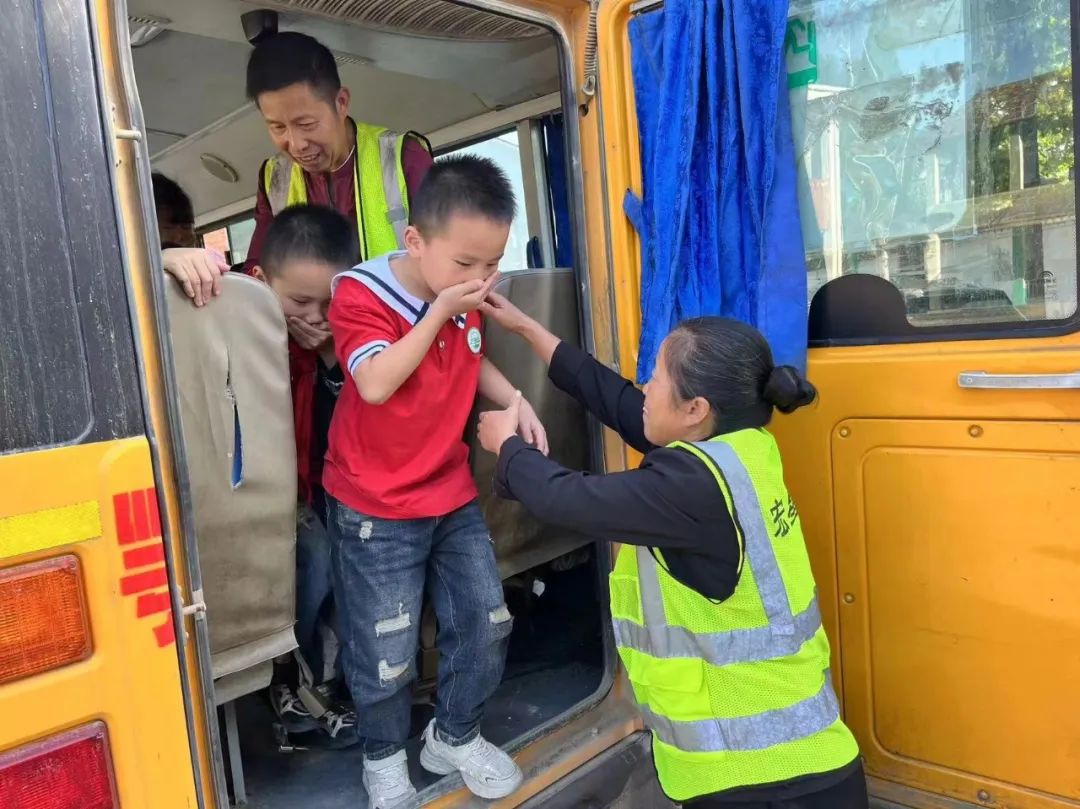 蘆河校區(qū)開展校車逃生應(yīng)急疏散演練活動/ 圖片