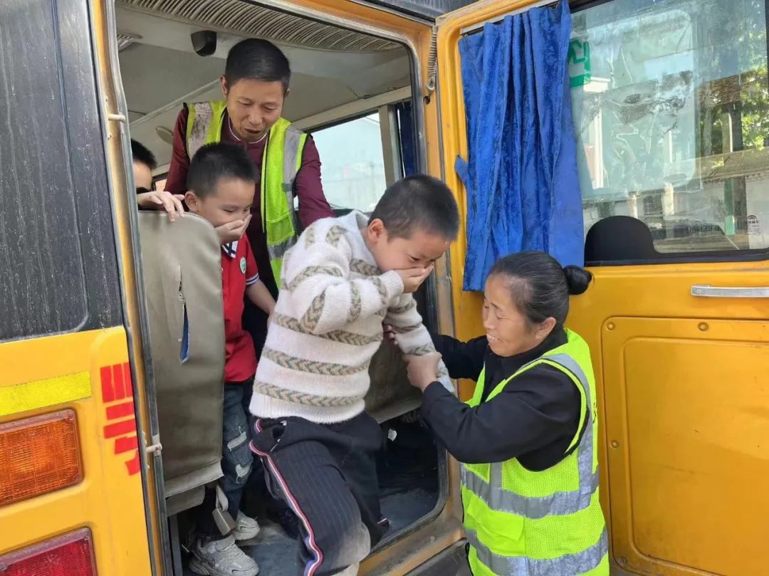 蘆河校區(qū)開展校車逃生應(yīng)急疏散演練活動/ 圖片
