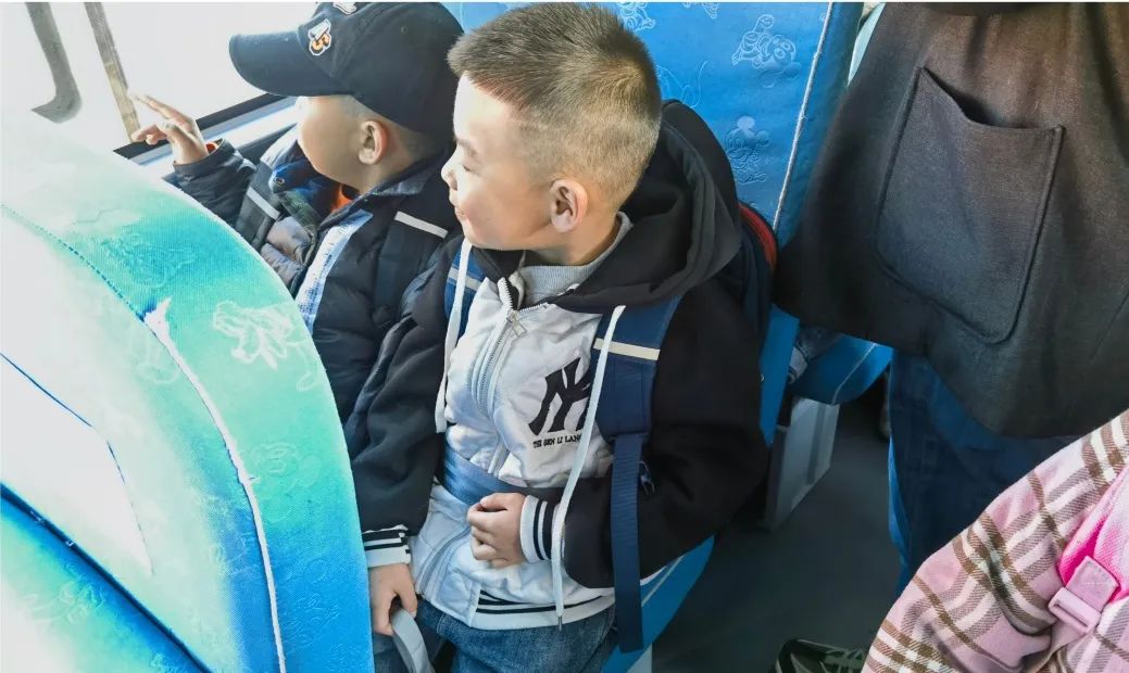 薩區(qū)三小開展校車應(yīng)急安全演練/ 圖片