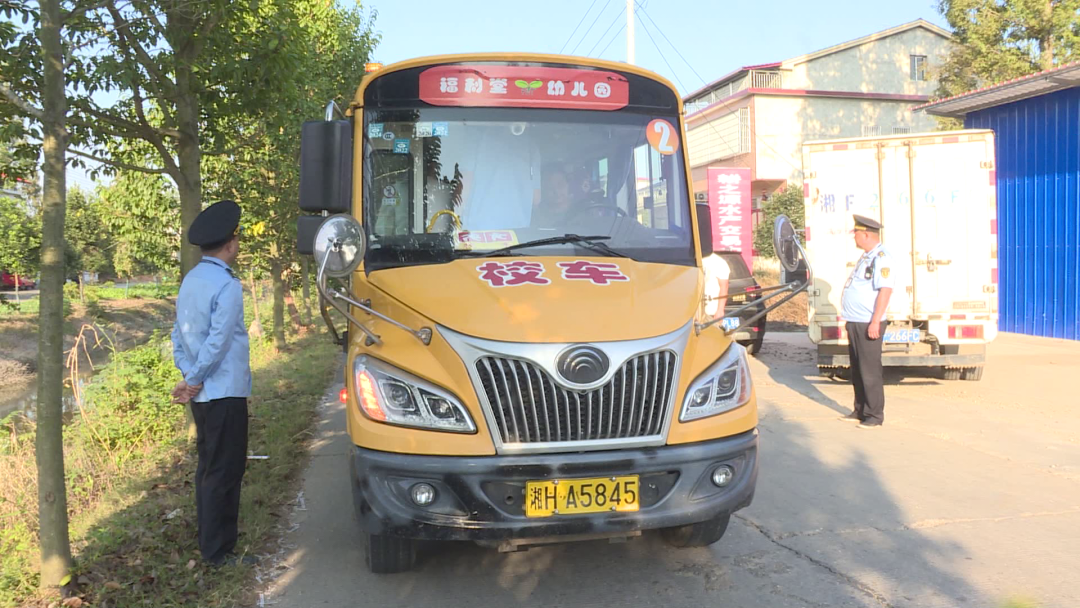 南縣:多部門聯(lián)合開展“不禮讓校車”違法行為整治勸導(dǎo)行動(dòng) 圖片