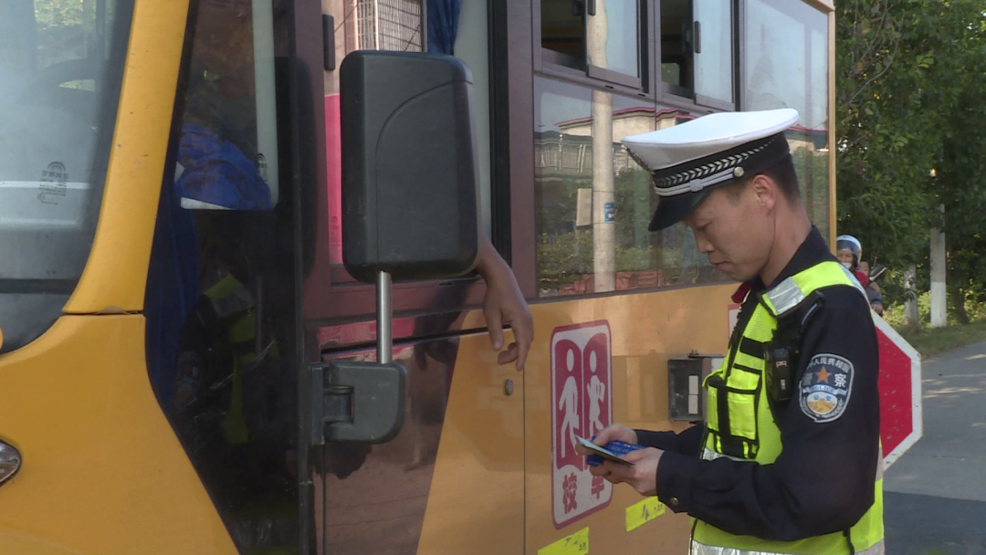 南縣:多部門聯(lián)合開展“不禮讓校車”違法行為整治勸導(dǎo)行動(dòng) 圖片