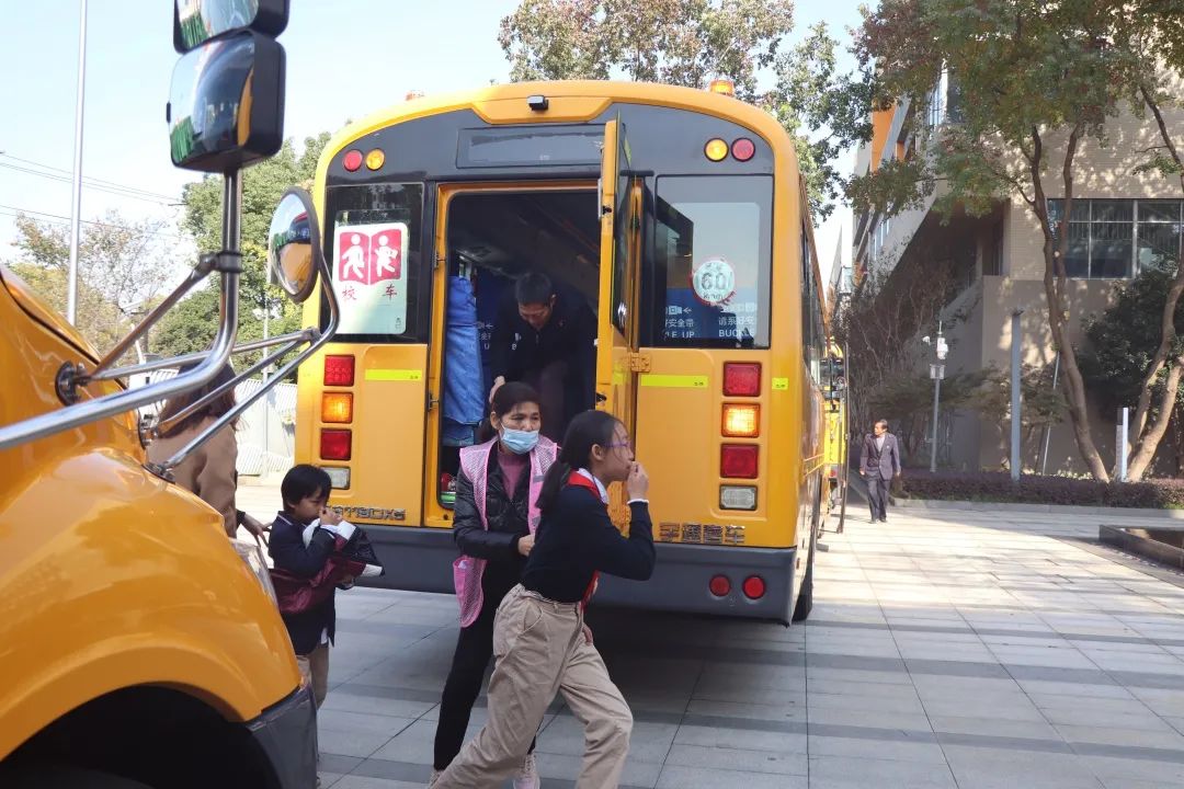 交運(yùn)校車開展實(shí)景消防演練 筑牢校車安全防線 圖片