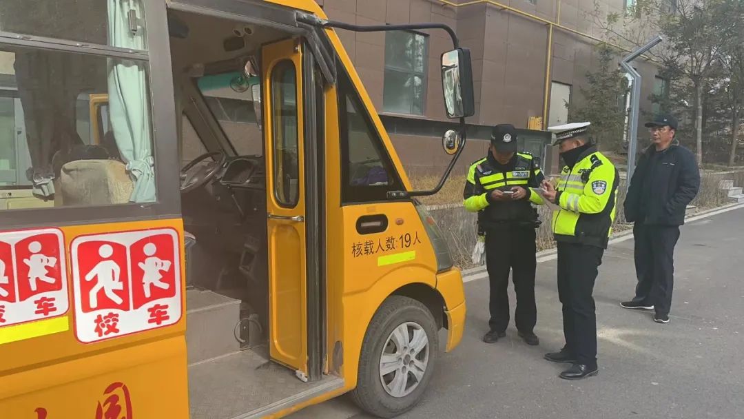 我的崗位我負(fù)責(zé) | 化隆交警深入轄區(qū)幼兒園開展校車安全大檢查 圖片