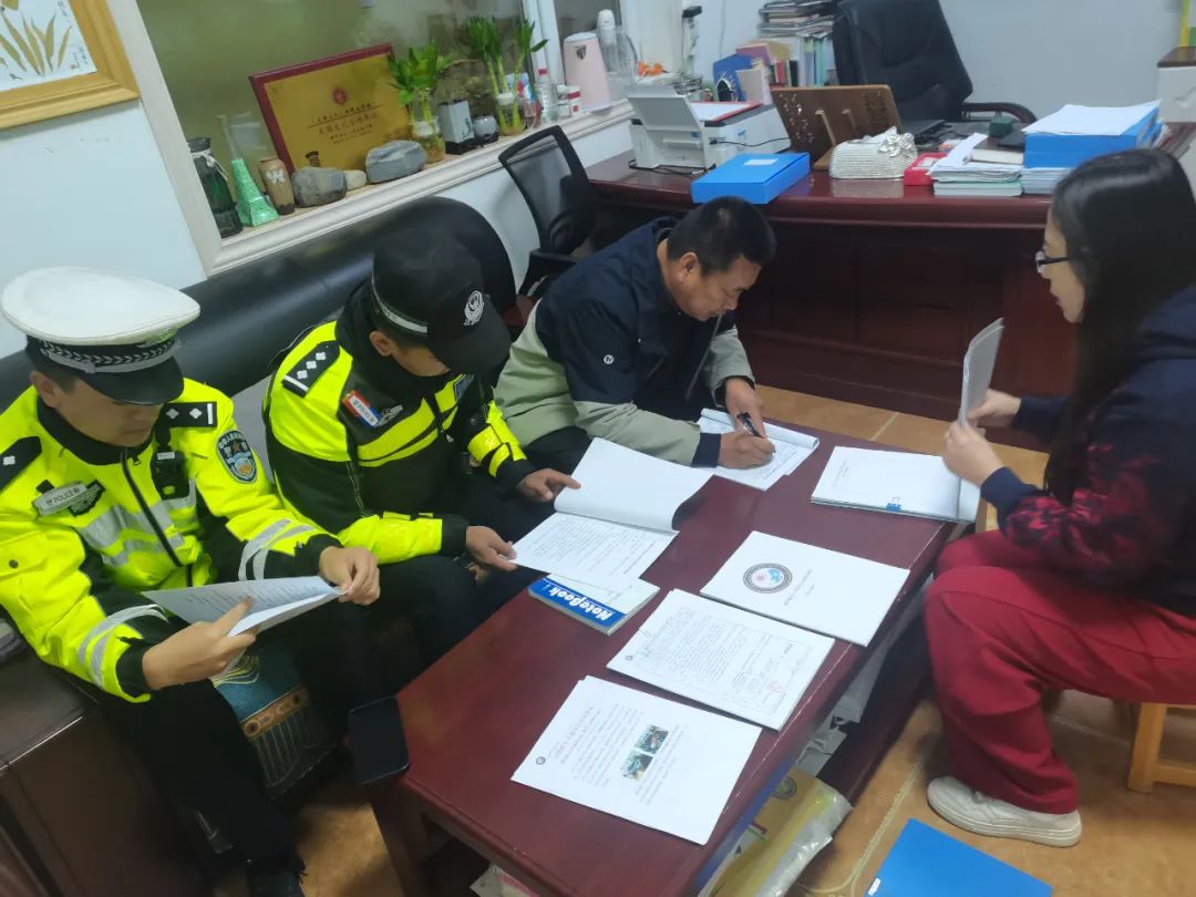 我的崗位我負(fù)責(zé) | 化隆交警深入轄區(qū)幼兒園開展校車安全大檢查 圖片