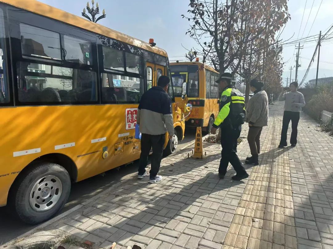 我的崗位我負(fù)責(zé) | 化隆交警深入轄區(qū)幼兒園開展校車安全大檢查 圖片