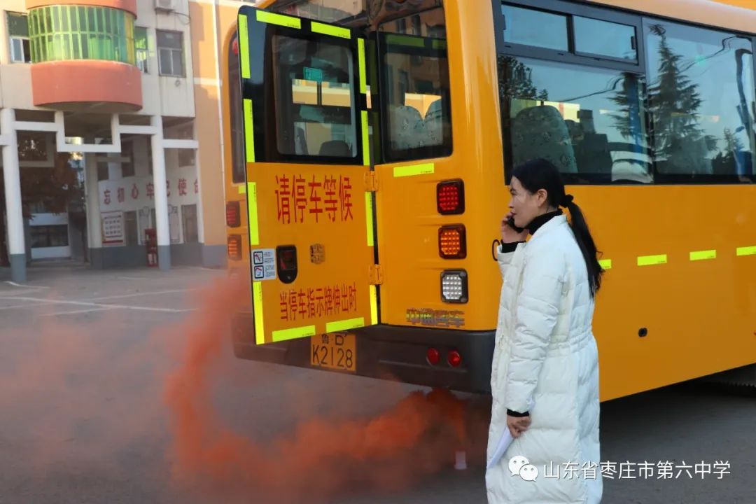 【全環(huán)境立德樹人】山東省棗莊市第六中學(xué)校車安全應(yīng)急演練活動(dòng)圓滿完成 圖片