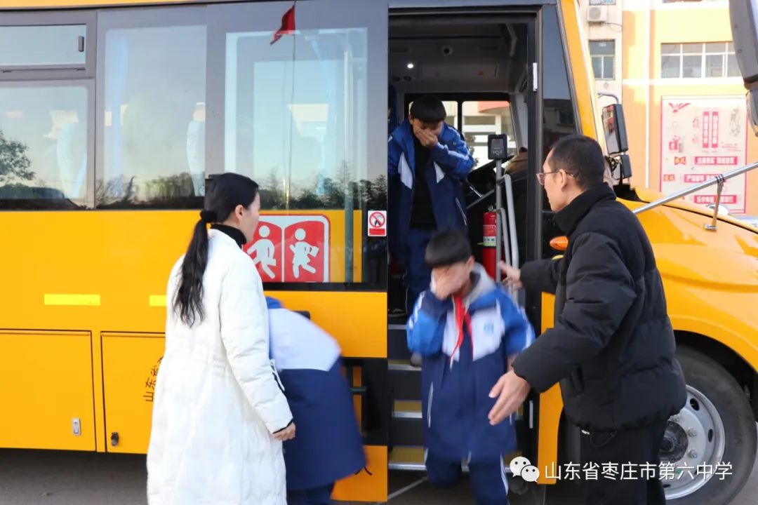 【全環(huán)境立德樹人】山東省棗莊市第六中學(xué)校車安全應(yīng)急演練活動(dòng)圓滿完成 圖片