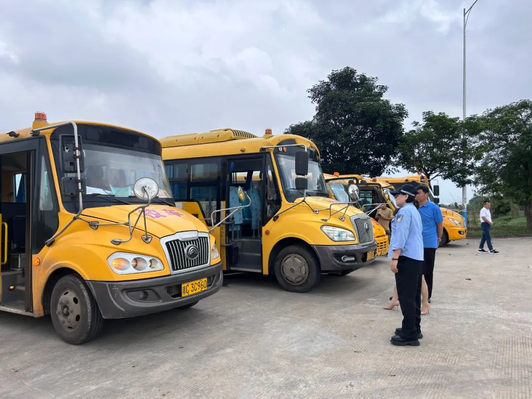 定安公安交警把好校車安全關(guān) 護(hù)航學(xué)生平安路 | “護(hù)苗”行動(dòng) 圖片