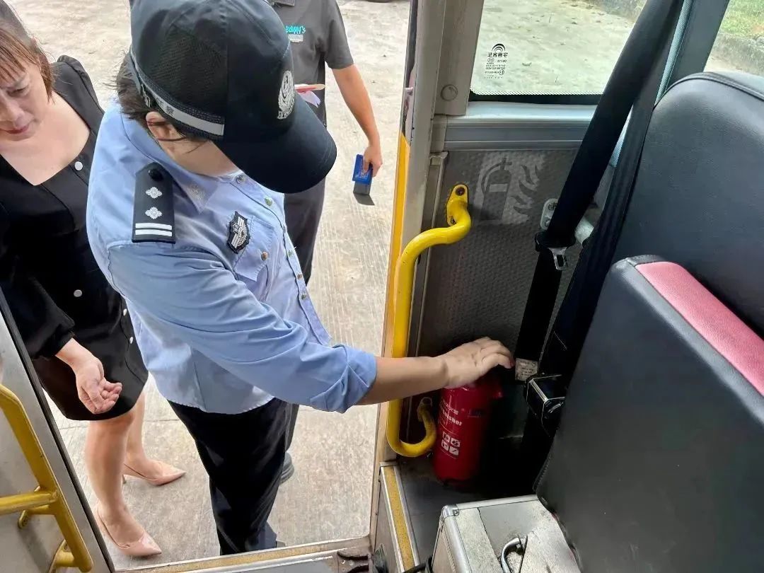 定安公安交警把好校車安全關(guān) 護(hù)航學(xué)生平安路 | “護(hù)苗”行動(dòng) 定安公安交警把好校車安全關(guān) 護(hù)航學(xué)生平安路 | “護(hù)苗”行動(dòng)