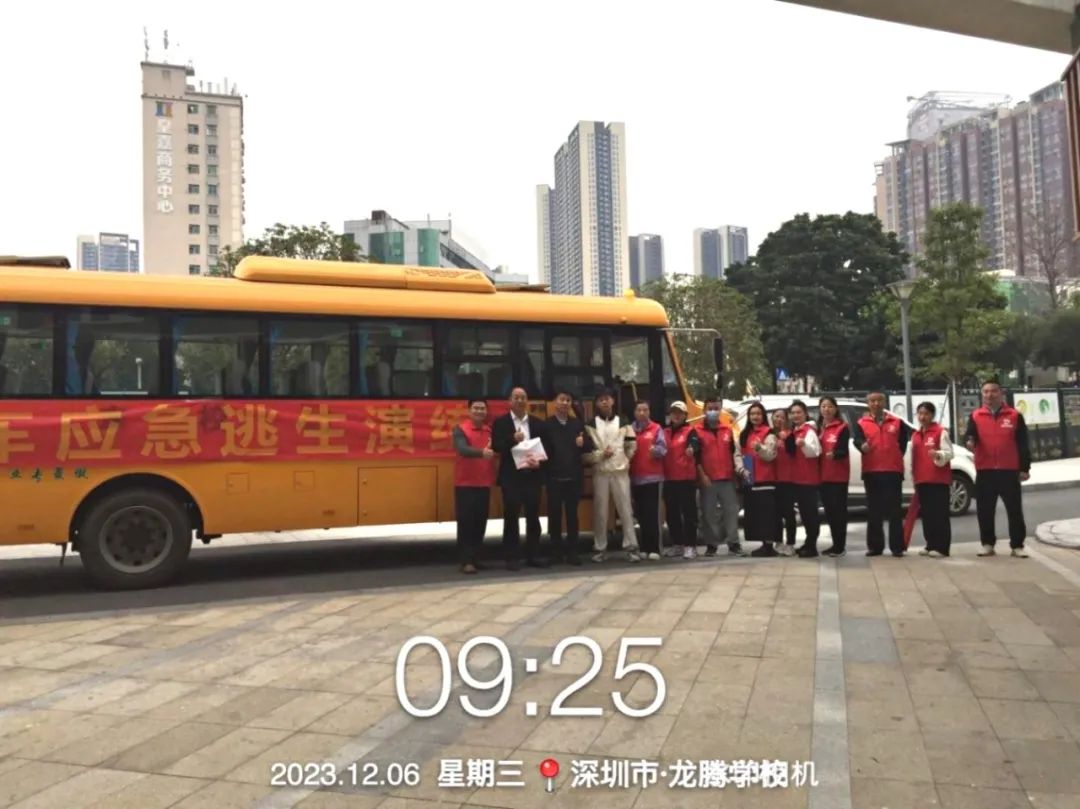 “以演筑防 安全護(hù)航”——校車安全應(yīng)急逃生演練活動 圖片