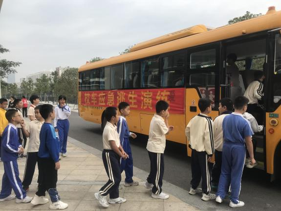 “以演筑防 安全護(hù)航”——校車安全應(yīng)急逃生演練活動 “以演筑防 安全護(hù)航”——校車安全應(yīng)急逃生演練活動