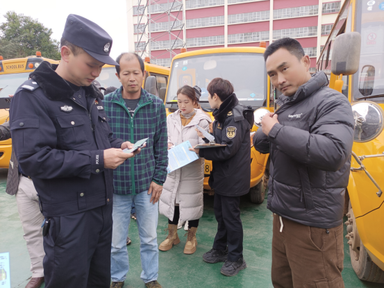 硯山交警二大隊(duì)聯(lián)合多部門開展校車安全大檢查/ 圖片