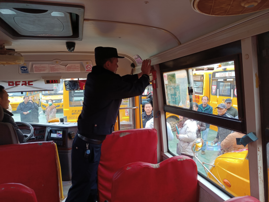 硯山交警二大隊(duì)聯(lián)合多部門開展校車安全大檢查/ 圖片