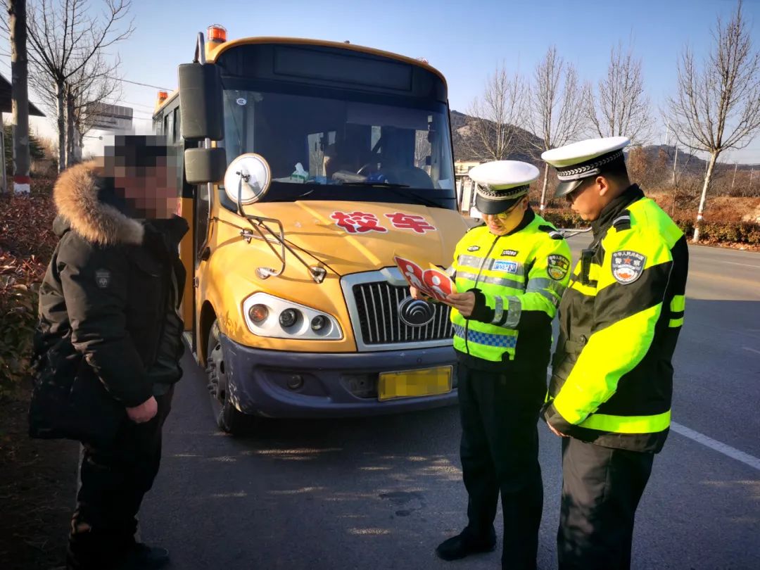 【冬季攻勢“百日行動”】山亭交警深入轄區(qū)道路開展校車安全專項檢查行動 圖片