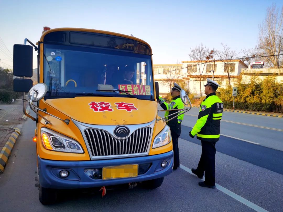 【冬季攻勢“百日行動”】山亭交警深入轄區(qū)道路開展校車安全專項檢查行動 圖片