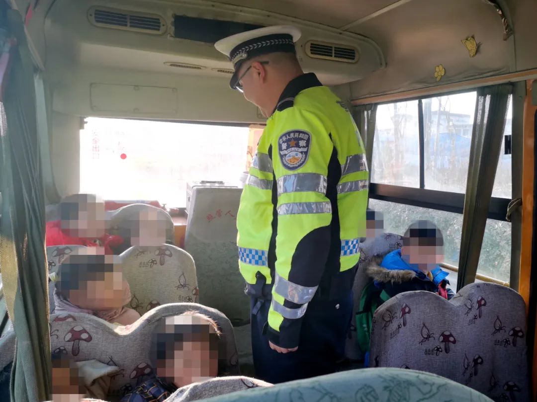 【冬季攻勢“百日行動”】山亭交警深入轄區(qū)道路開展校車安全專項檢查行動 圖片