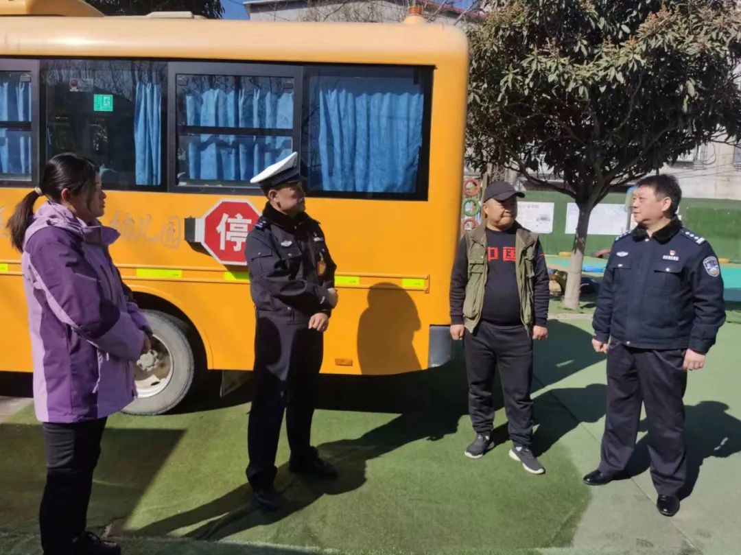 鄭州交警三支隊深入轄區(qū)幼兒園開展校車交通安全隱患排查工作/ 圖片
