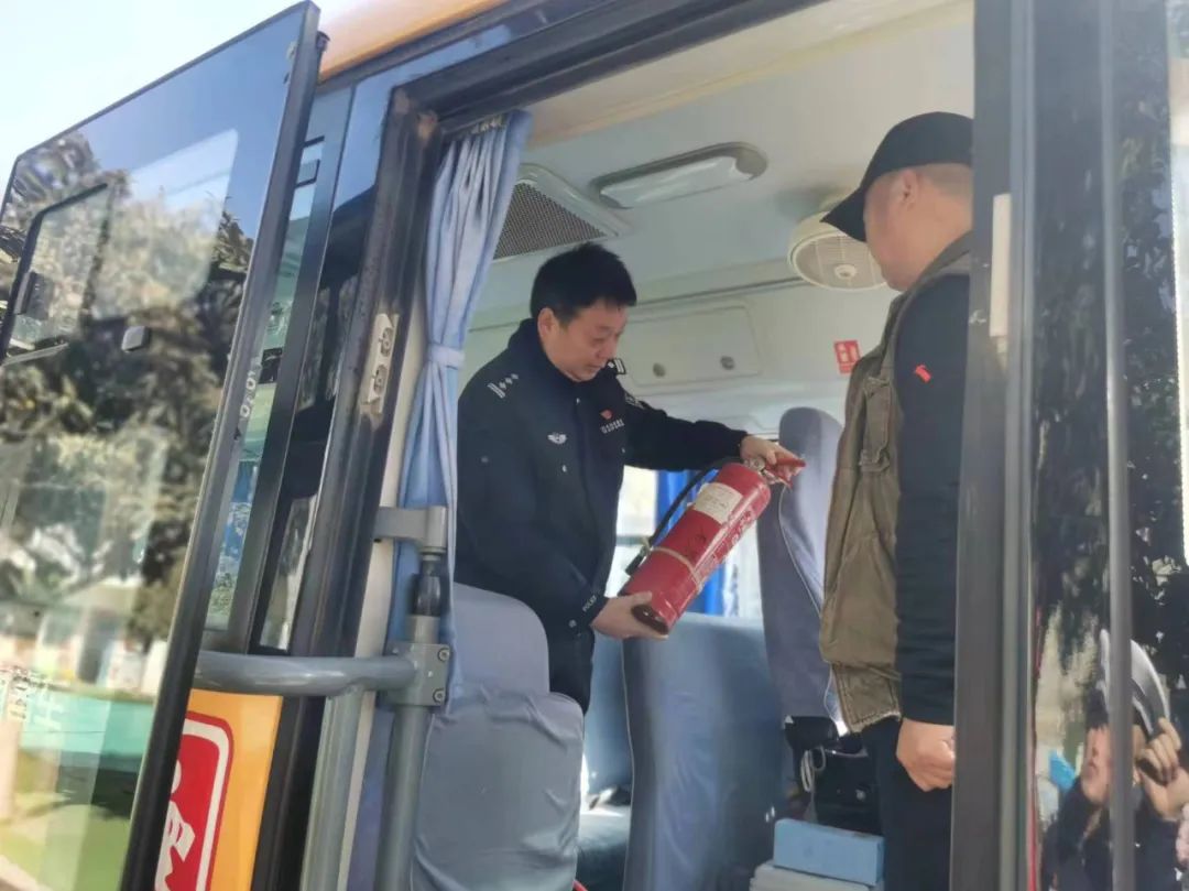 鄭州交警三支隊深入轄區(qū)幼兒園開展校車交通安全隱患排查工作/ 圖片