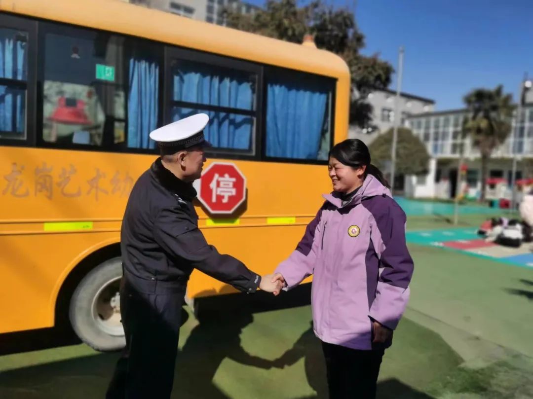 鄭州交警三支隊深入轄區(qū)幼兒園開展校車交通安全隱患排查工作/ 圖片