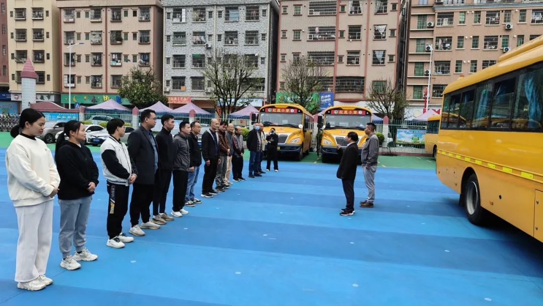 【紅荔安全】應(yīng)急演練始于心 防患未然踐于行 ——紅荔小學(xué)校車消防安全演練 圖片