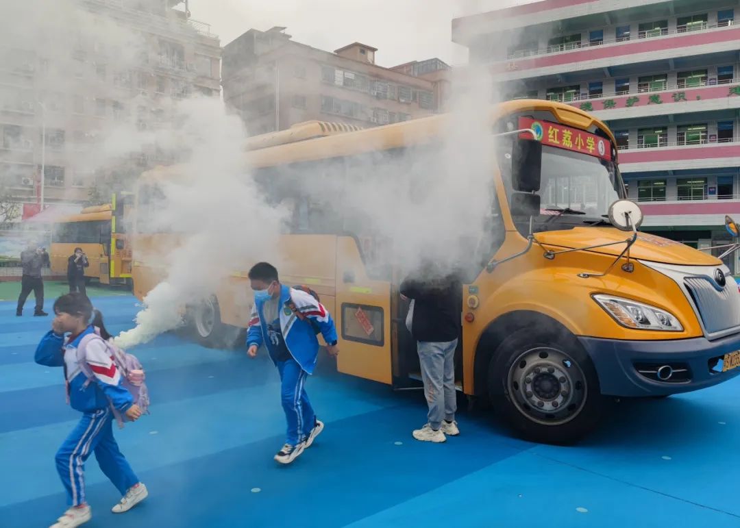 【紅荔安全】應(yīng)急演練始于心 防患未然踐于行 ——紅荔小學(xué)校車消防安全演練 圖片