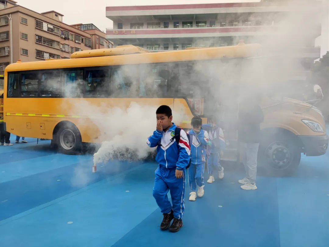【紅荔安全】應(yīng)急演練始于心 防患未然踐于行 ——紅荔小學(xué)校車消防安全演練 圖片