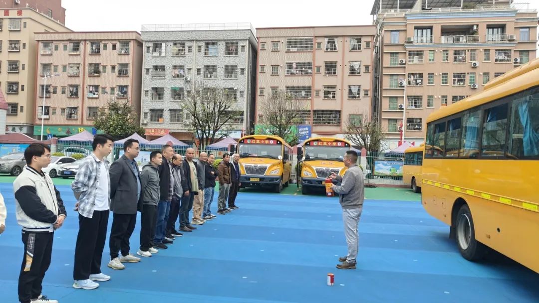 【紅荔安全】應(yīng)急演練始于心 防患未然踐于行 ——紅荔小學(xué)校車消防安全演練 圖片