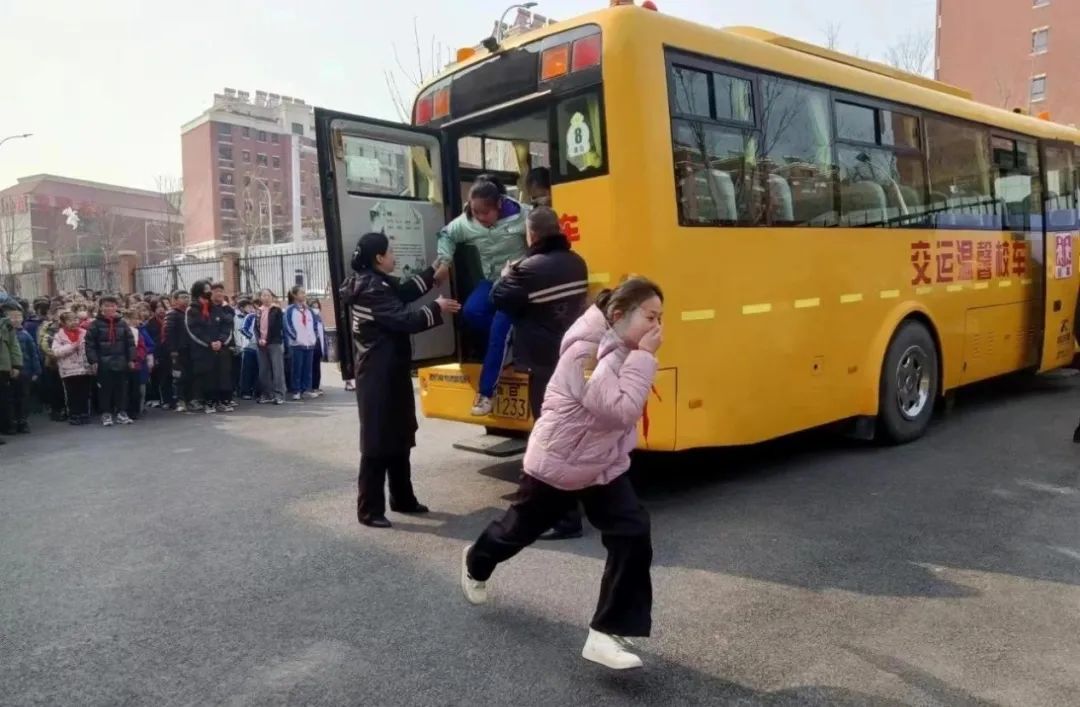 全環(huán)境立德樹人｜“演練不松懈 安全伴我行”校車應(yīng)急逃生演練活動(dòng)